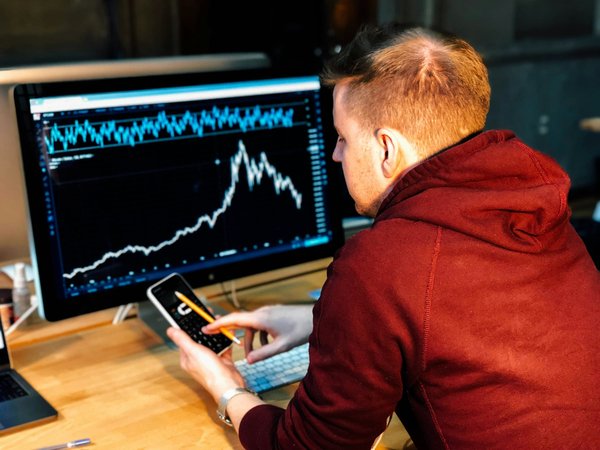 Comment intégrer la formation en intelligence économique dans le parcours d'un analyste financier?