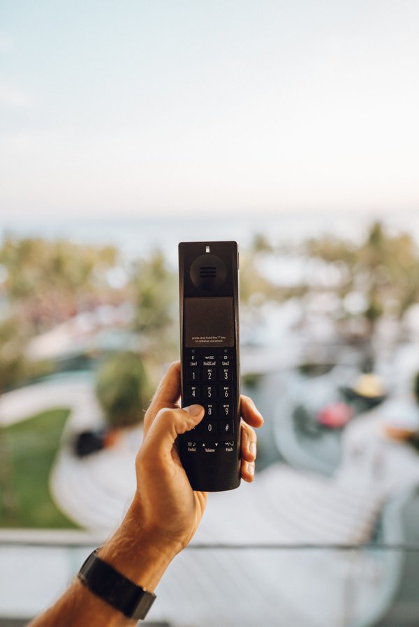 Comment s'appelle les bouton en bas du téléphone ?